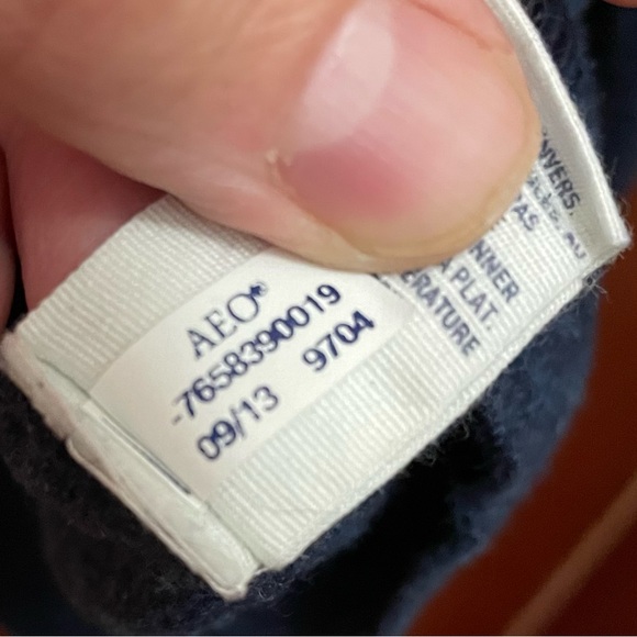 American Eagle V neck sweater large solid navy blue athletic fit collegiate - Picture 5 of 5